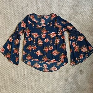 Long sleeve Floral shirt w/ flared arms
